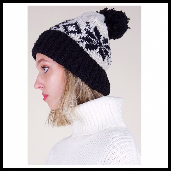 FREE PEOPLE BLACK BOHO POM POM BEANIE HAT A2C - Picture 4 of 8
